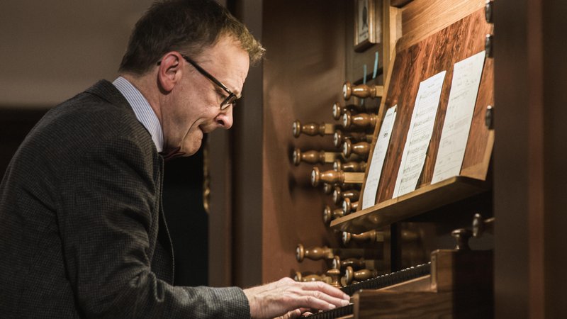 Fotografija: švicarski organist Rudolf Lutz, eden od vodilnih poznavalcev zgodovinskih tehnik improvizacije. Foto Jana Jocif