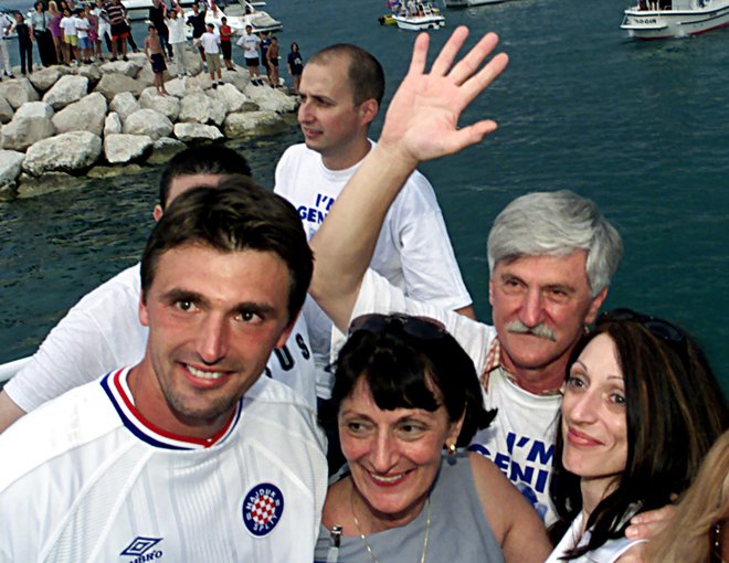 Z Goranom Ivaniševićem, navijačem Hajduka, so se po uspehu v Londonu na splitski Rivi veselili mama Gorana, oče Srdjan in sestra Srdjana ter tisoči navdušencev. FOTO: Reuters