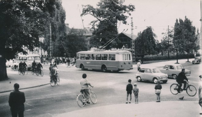 Trolejbus sredi za današnje razmere idiličnega prometa. Fotodokumentacija Dela
