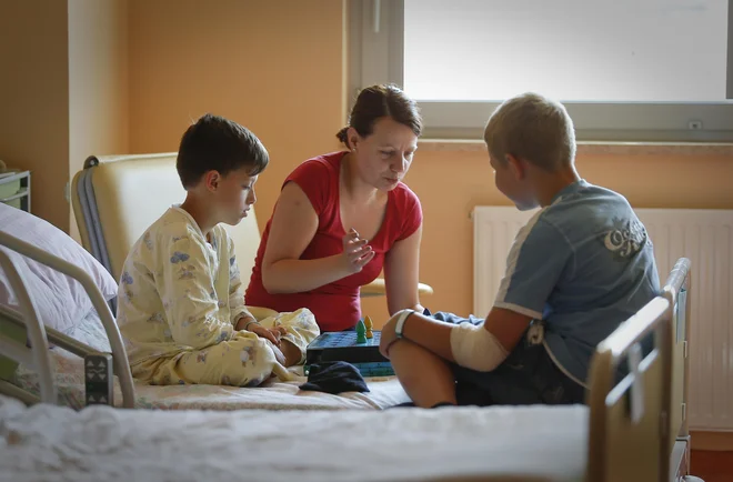 Obiski na pediatričnih oddelkih (z izjemo enot intenzivne terapije) so praviloma neomejeni, način obiskovanja bolnih otrok je sproščen in zlasti starši, ki ne sobivajo z otroki, so v bolnišnici dobrodošli skorajda kadarkoli.« Foto: Jože Suhadolnik