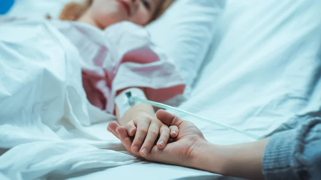 Po podatkih Pediatrične klinike Ljubljana starši sobivajo s svojimi otroci tudi pri otrocih starejših od enajst let, če to želijo sami, ali če to želi otrok ali če je to potrebno, na primer, zaradi izvedbe zdravstveno-vzgojnega dela (novo odkrita sladkorna bolezen, usposabljanje za poznejšo rehabilitacijo otroka na domu...). FOTO: Shutterstock