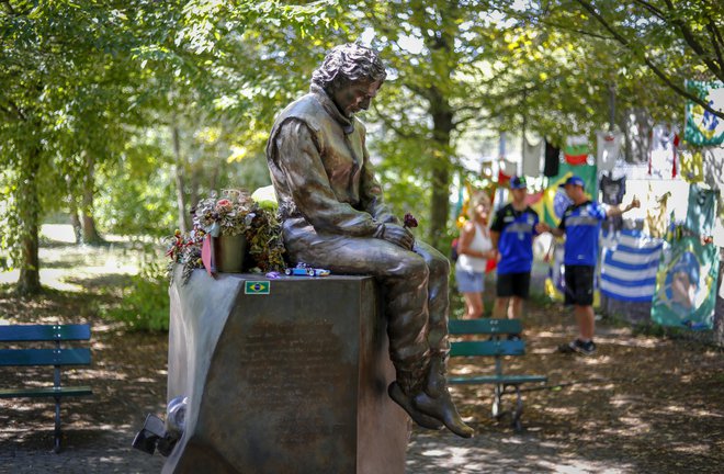 Spomin na Ayrtona Senno je zelo živ. V parku ob kultnem dirkališču v Imoli spomenik obiskujejo ljudje z vseh koncev sveta. FOTO: Matej Družnik/Delo