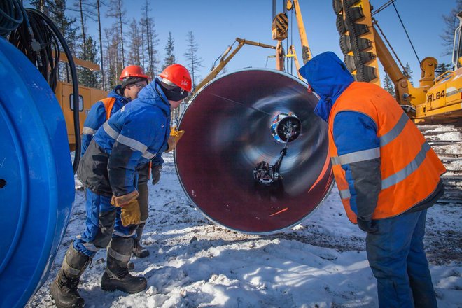 Po ceveh s premerom 142 centimetrov bo šlo na Kitajsko do 38 milijard kubičnih metrov ruskega plina na leto. FOTO: Gazprom