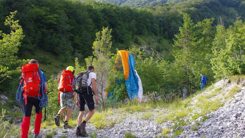 Fotografija: Ruski padalec je bil po zasilnem pristanku v okolici Breginja nepoškodovan. FOTO:  Miljko Lesjak/GRS Tolmin