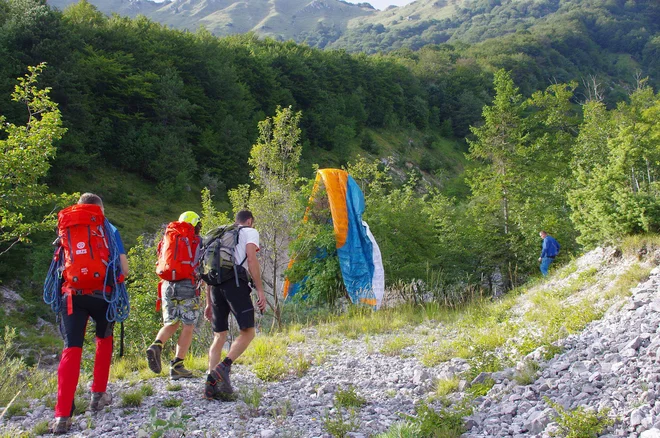 Ruski padalec je bil po zasilnem pristanku v okolici Breginja nepoškodovan. FOTO:&nbsp; Miljko Lesjak/GRS Tolmin