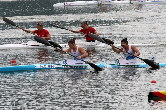 Naši kajakašici sta na SP na Madžarskem osvojili 2. mesto.<br />
FOTO Nina Jelenc/KZS