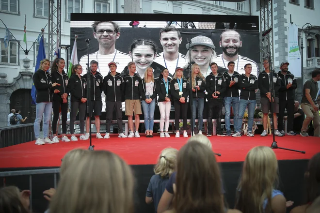 Plezalci so iz Japonske potovali v Dubaj in nato v Zagreb, od koder so se odpeljali v Ljubljano na sprejem. FOTO: Jože Suhadolnik/Delo