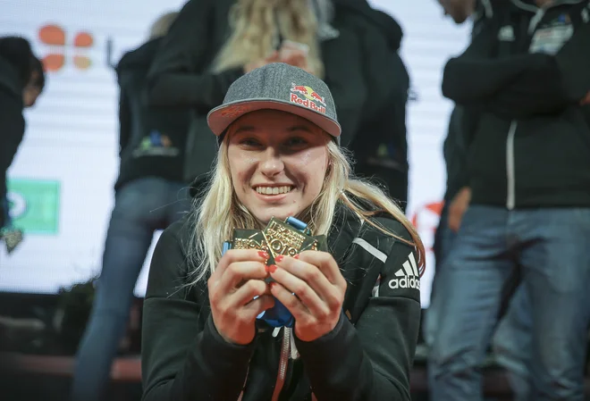 Janja Garnbret je ponosno pokazala tri zlate kolajne. FOTO: Jože Suhadolnik/Delo