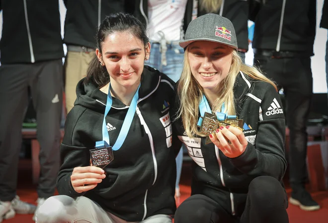 Janjo Garnbret, Mio Krampl in ostali del odprave je v Ljubljani pričakala množica ljudi pred Mestno hišo. FOTO: Jože Suhadolnik/Delo