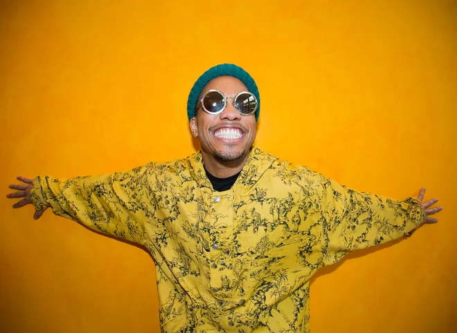 Anderson .Paak ni ime, ki bi ga bilo treba dodatno oglaševati. V mestu ni bilo izobešenih plakatov in novinarjem niso zvonili telefoni, če bi lahko z njim naredili intervju, da bi se vstopnice bolje prodajale. Kljub ceni 45 evrov so pošle pred več kot dvema mesecema. Fotografiji promocijsko gradivo