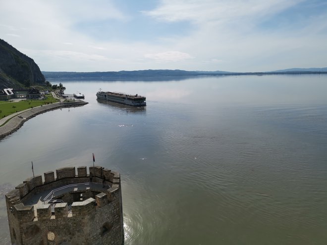 Donavo je mogoče doživeti s turistično ladjo, kajakom, z avtomobilom, s kolesom ali peš. FOTO: Milena Zupanič