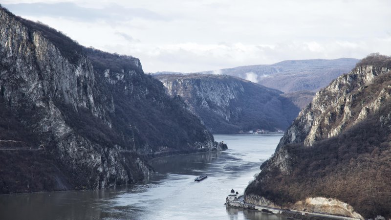 Fotografija: Soteska je dolga sto kilometrov, po njej pa Donava še zadnjič buči skozi gorovje, preden se dokončno umiri in razlije v delto Črnega morja. FOTO: Wikipedija