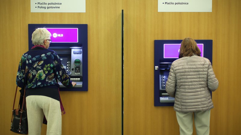 Fotografija: Med pogostejšimi podražitvami je dvig nadomestil za dvige na bankomatih drugih bank. FOTO: Jure Eržen
