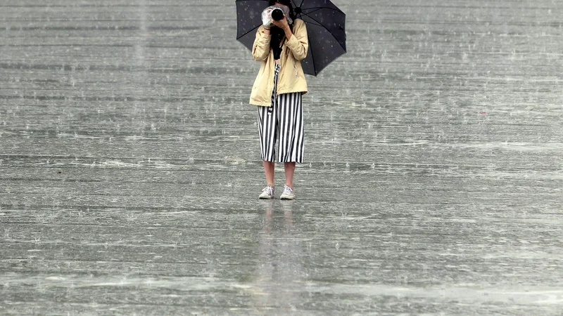 Fotografija: Malce radioaktiven dež poleti ni nič nenavadnega. FOTO: Roman Šipić/Delo