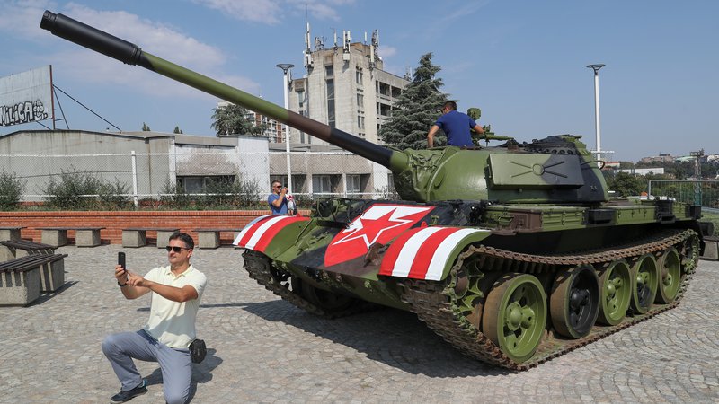 Fotografija: Tank pred beograjsko Marakano naj ne bi imel politinega predznaka. FOTO: Reuters