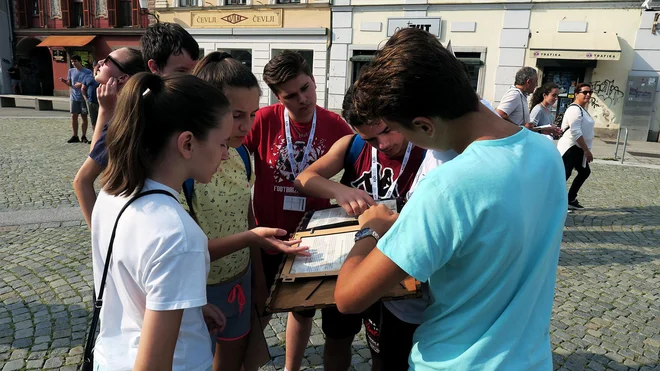 Čeprav so privrženi računalnikom, so si vzeli čas tudi za pohajanje po Mariboru, izlete po Sloveniji in druženje. FOTO: Nebojša Tejić/STA