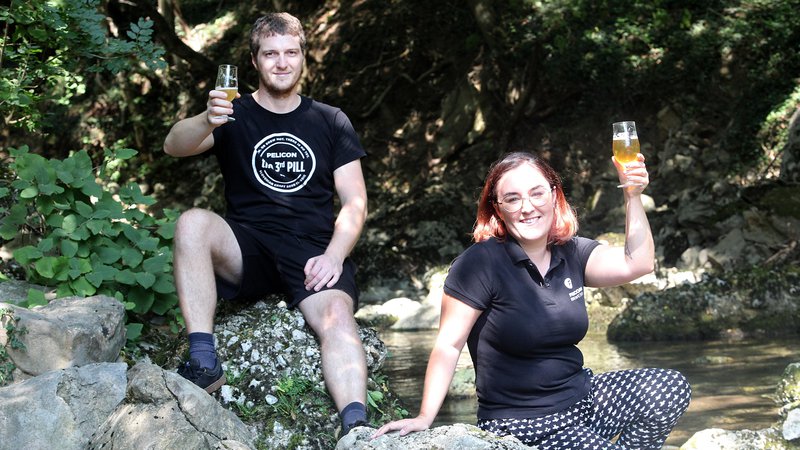 Fotografija: Matej Pelicon in Anita Lozar imata vodni vir tako rekoč na pragu pivovarne. FOTO: Mavric Pivk