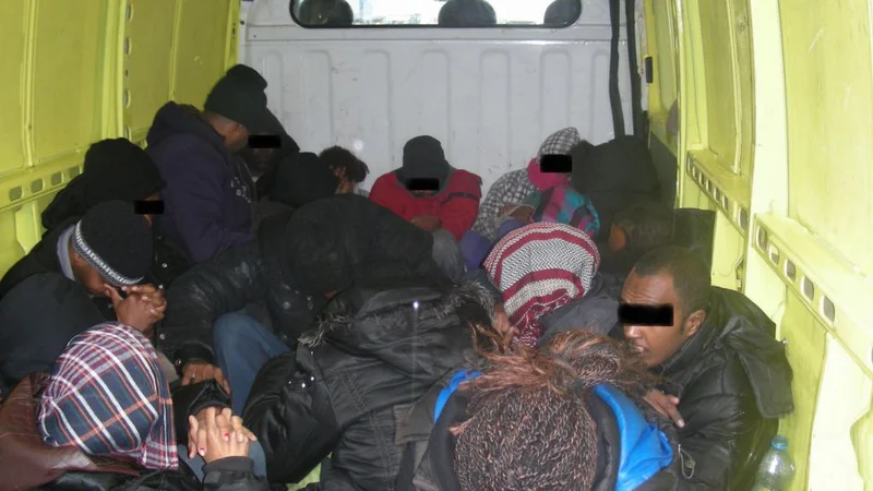 Fotografija: Ilegalci prihajajo na različne načine in iz različnih držav ter jezikovnih območij. FOTO: PU Murska Sobota