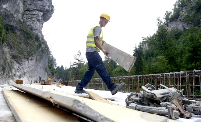 Promet bo sedaj urejen izmenično enosmerno s semaforjem. FOTO: Roman Šipić/Delo