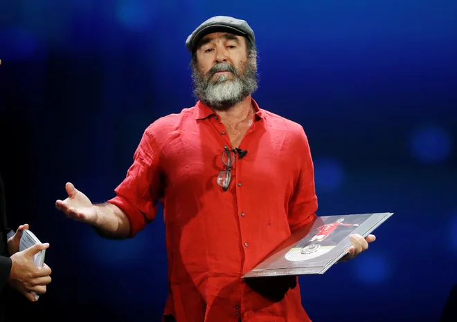 Z obilno brado je&nbsp;Eric Cantona v rdeči flanelasti srajci in z značilno baretko ter s citiranjem Williama Shakespeara na odru izstopal tako, kot je izstopal na nogometnem igrišču.&nbsp;Foto: Eric Gaillard/Reuters