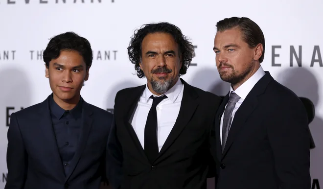 Alejandro Gonzalez Inarritu z Leonardom DiCapriom in Forrestom Goodluckom na premieri Povratnika (The Revenant). Foto Mario Anzuoni Reuters