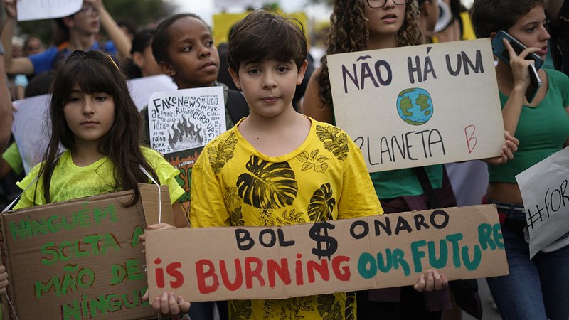 Fotografija: Na plaži Ipanema v Riu de Janeiru je potekal protest, organiziran s strani intelektualcev in umetnikov, ki so pozvali brazilskega predsednika, naj prepreči uničenje amazonskega deževnega gozda. FOTO: Mauro Pimentel/AFP