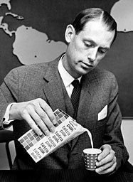 Hans Rausing leta 1963 s tetrapakom. FOTO: Wikipedia