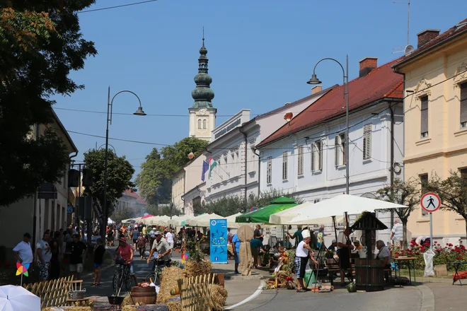 Staro mestno središče je za en dan zaživelo z bogračem. Foto Jože Pojbič