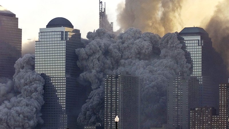 Fotografija: V napadih 11. septembra 2001 so teroristi ugrabili štiri letala ter se z njimi zaleteli v stolpnici Svetovnega trgovinskega centra v New Yorku ter v Pentagon v Washingtonu. FOTO: Ray Stubblebine/Reuters