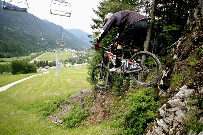 Adrenalinsko gorsko kolesarjenje po strminah Kranjske Gore, mlajši pa se lahko s 'sanmi' spustijo tudi po Besni pehti. Foto Roman Šipić