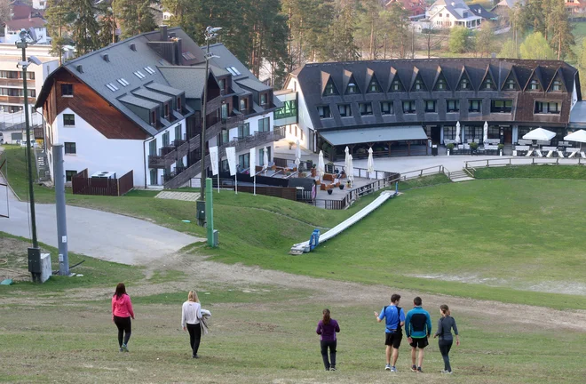 »V DUTB si želimo, da bi z novim najemnikom dosegli dogovor, s katerim bomo lahko zagotovili neprekinjeno obratovanje hotelov. Skladno s tem je najemna pogodba za Hotel Areno že podpisana. Od 1. septembra kot najemnik ostaja družba Playgreen, ki bo s hotelom upravljala eno leto,« pravijo v DUTB. Foto Tadej Regent/Delo