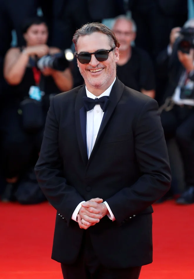 Joaquin Phoenix na reči preprogi 76. filmskega festivala v Benetkah. FOTO: Reuters