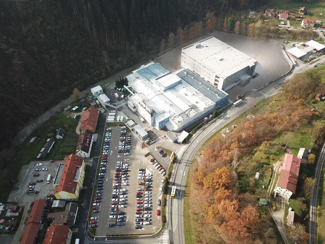 Nova (v ozadju) in stara stavba Leka na Prevaljah. FOTO: arhiv Lek