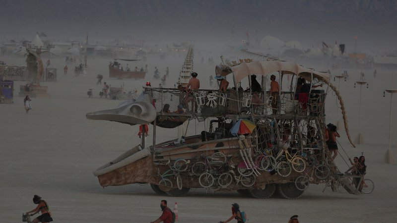 Fotografija: Včeraj zvečer se je končal letošnji festival Burning Man v puščavi blizu Black Rock Cityja. Puščavski festival s 70.000 obiskovalci je potekal od 25. avgusta do 2. septembra. Letos so enega od udeležencev, 33-letnega Novozelandca Shana Billinghama, našli mrtvega. Policija vzrok smrti še preiskuje. FOTO: Jim Urquhart/Reuters