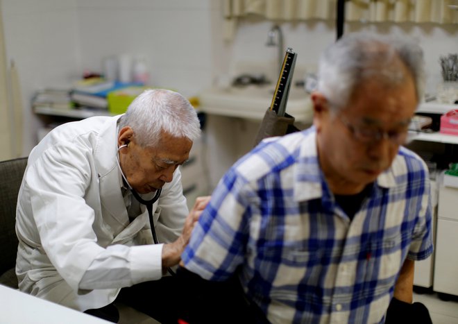 86-letni Ryuichi Nagayama kljub letom, še vedno opravlja poklic zdravnika in vsak dan sprejema paciente. FOTO: Kim Kyung-hoon/REUTERS