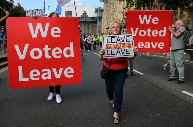 Zagovorniki izstopa iz EU protestirajo pred britanskim parlamentom. Foto Afp