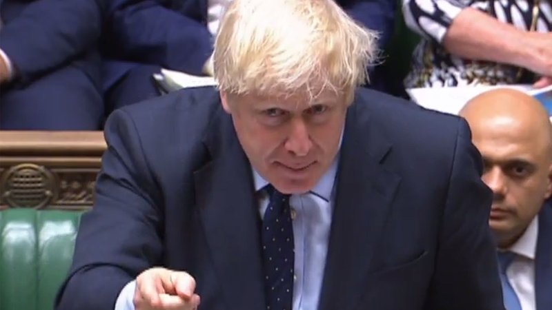 Fotografija: Boris Johnson med odgovarjanjem na poslanska vprašanja. Foto Afp