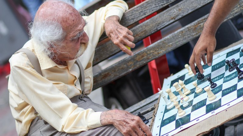 Fotografija: Dokler ne bomo iznašli učinovitega zdravila, lahko proti alzheimerjevi bolezni veliko naredimo sami z redno telesno in umsko dejavnostjo vse do poznih let. Foto Shutterstock