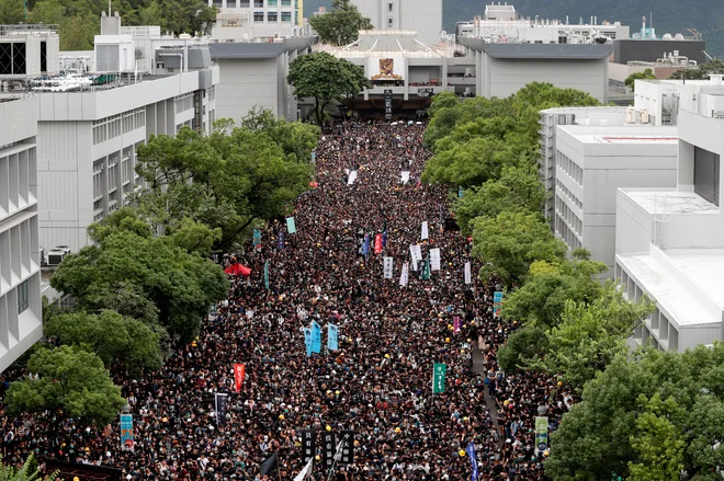 Protesti so pred 14 tedni izbruhnili zaradi sprejemanja zakonodaje o izročanju osumljencev Kitajski. FOTO Tyrone Siu/Reuters