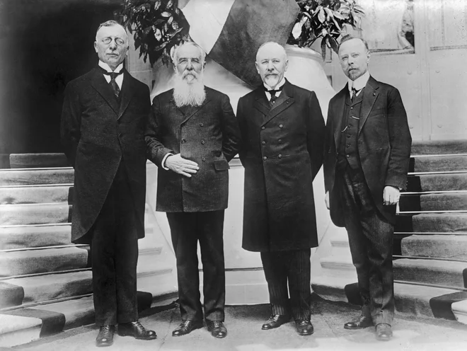 Hrvaški predstavnik Ante Trumbić, srbska predstavnika Nikola Pašić in Milenko Radomar Vesnić ter slovenski predstavnik Ivan Žolger leta 1919 v Parizu FOTO: Bain News Service/Flickr Commons Project