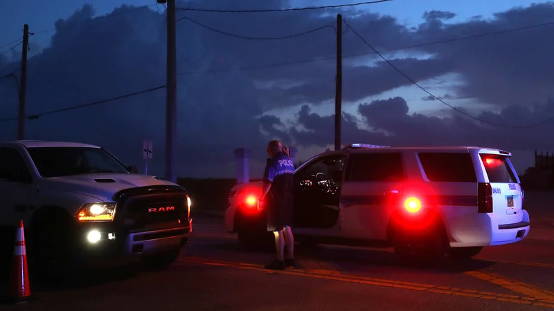 Fotografija: Policisti so že uspeli najti 9-milimetrsko pištolo, s katero je 14-letnik zakrivil umore. Fotografija je simbolična. FOTO: Mark Wilson/AFP