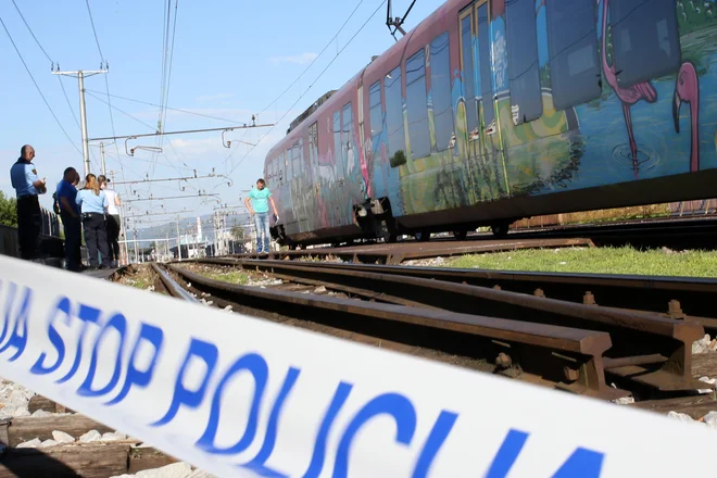 Letos bo na samomorilce spominjala rumenooranžna pentlja. FOTO: Tomi Lombar/Delo