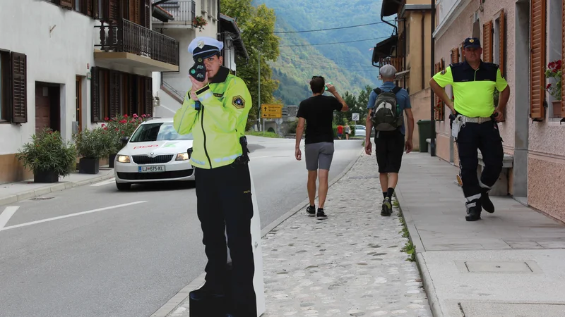 S krajami silhuet policistov je ves trud za umirjanje prometa zaman. Foto Blaž Močnik/Delo