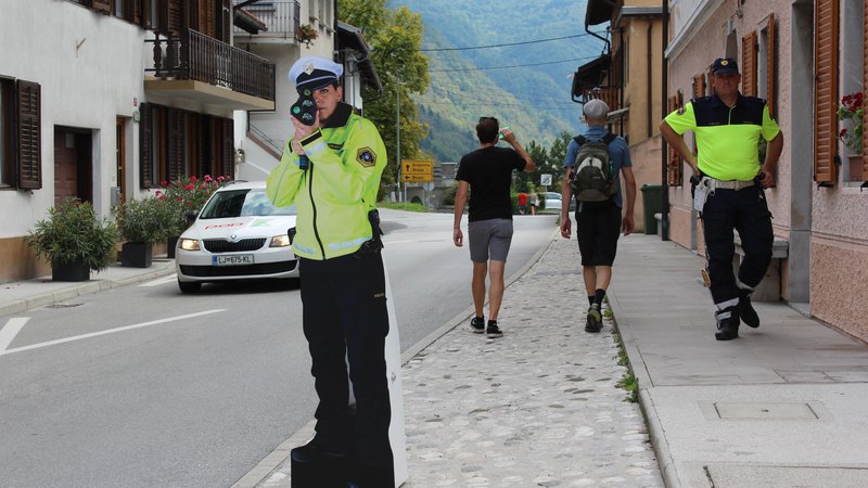 Fotografija: S krajami silhuet policistov je ves trud za umirjanje prometa zaman. Foto Blaž Močnik/Delo
