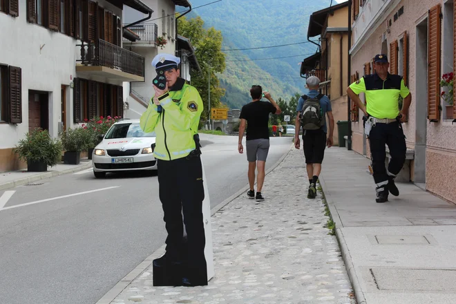 S krajami silhuet policistov je ves trud za umirjanje prometa zaman. Foto Blaž Močnik/Delo