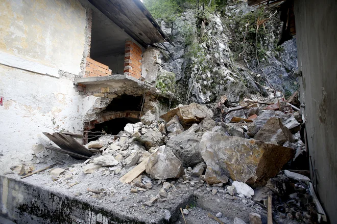 Kljub pregovorni slovenski srčnosti in solidarnosti od nesreče do danes družina ni zbrala dovolj sredstev za rušenje obeh objektov. FOTO: Roman Šipić/Delo