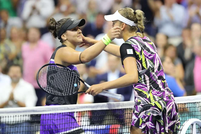 Kanadčanka Bianca Andreescu (levo) in Belgijka Elise Mertens sta si po dvoboju prisrčno čestitali. FOTO: AFP
