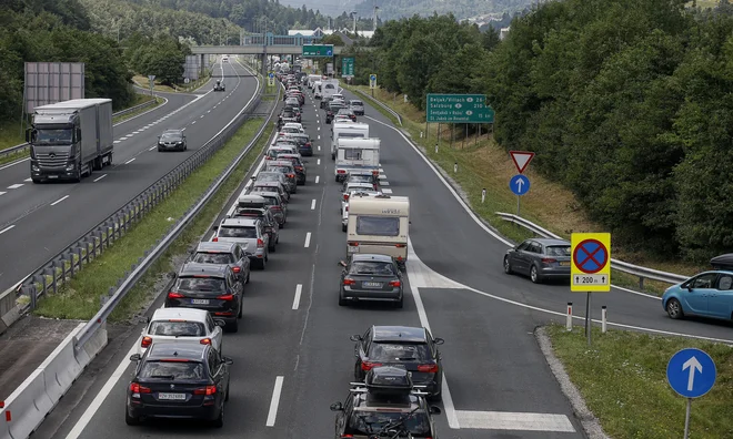 Včeraj so se na območju delovne zapore na gorenjski avtocesti zgodile tri prometne nesreče, zaradi katerih je nastal daljši zastoj. FOTO: Blaž Samec/Delo