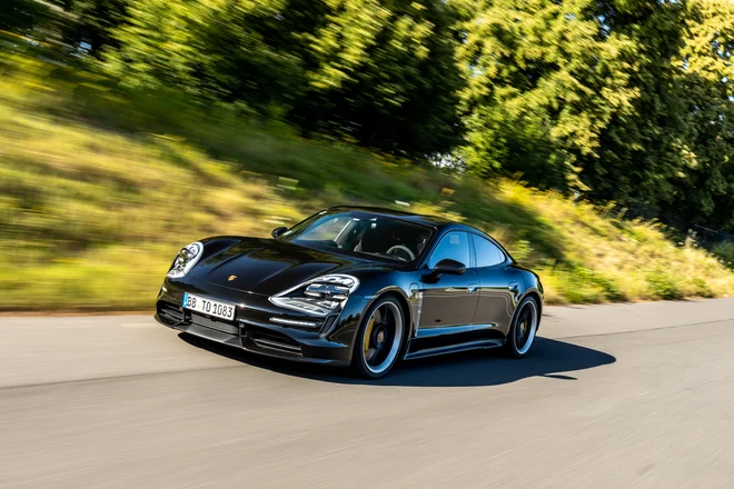 Porsche taycan (na fotografiji še malce zamaskiran na prvi vožnji) bo na voljo v dveh izvedenkah, šibkejši turbo in najzmogljivejših turbo S, obe pa nudita odlične pospeške. Foto Porsche