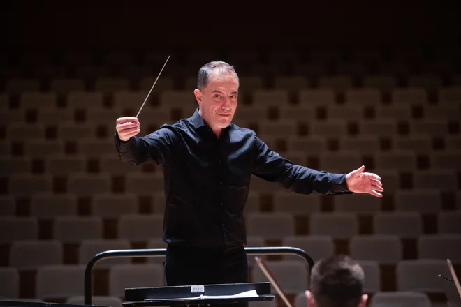 &raquo;Želim, da ta orkester postane eden vodilnih v Evropi,&laquo; ambiciozne načrte razkrije novi šef dirigent.<br />
FOTO: Adrian Pregelj